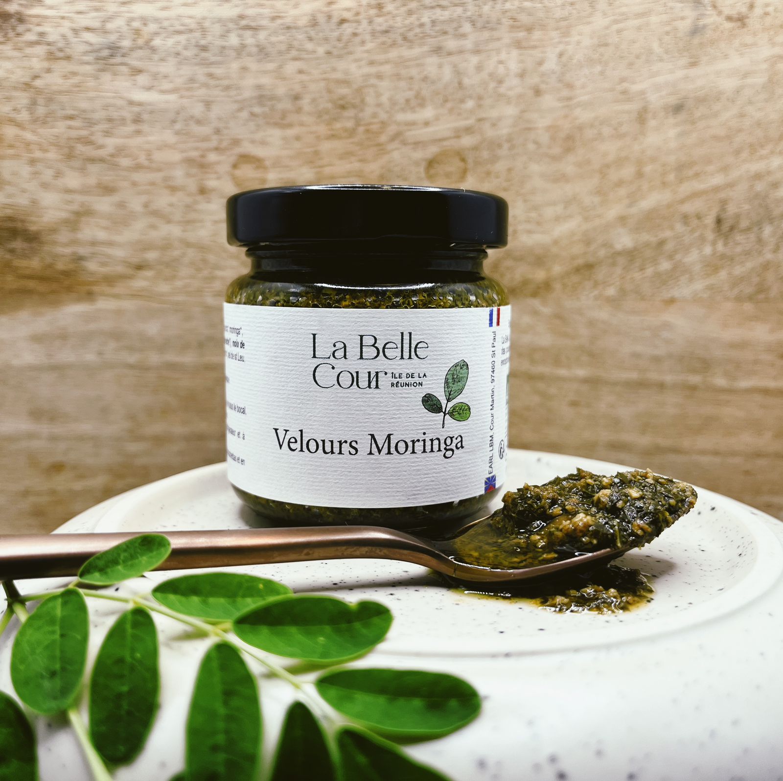 Velours Moringa - Une création onctueuse mettant en valeur la pureté des feuilles fraîches de moringa, agrémentée de noix de cajou et de pignons.