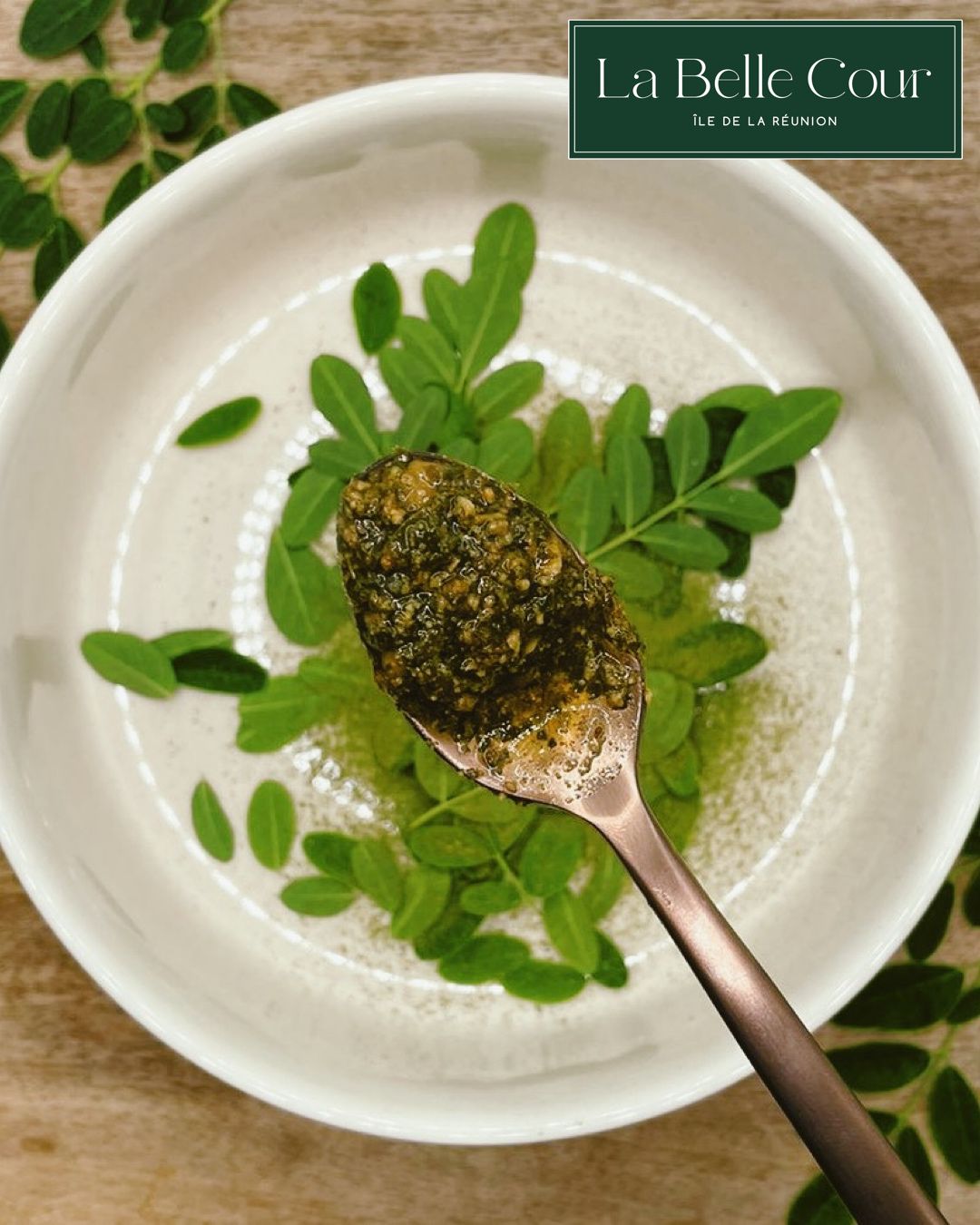 Velours Moringa au Poivre de Bourbon - L'alliance harmonieuse du Moringa velouté et du poivre de Bourbon, agrémentée de noix de cajou et de pignons.